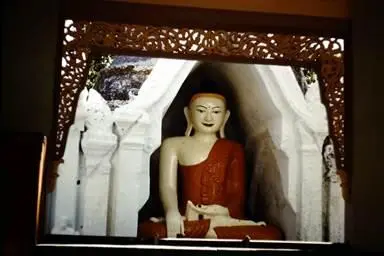 Buddhaschrein Hier lag die Fototasche der Passagierin auf einem niedrigen - фото 7