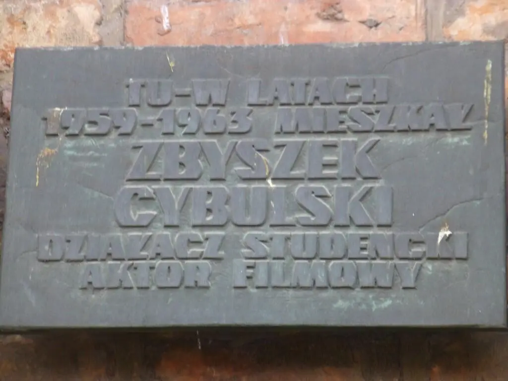 Er tritt näher an das gräuliche Schild heran Ein breites Lächeln lockert das - фото 3