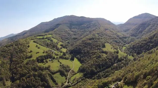 Juste en face sétalait notre ferme comme sur un plan de cadastre coloré Je - фото 10