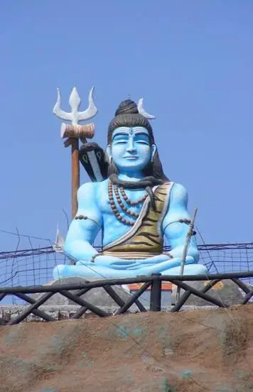13 Gott Shiva an einem der bunten Tempel vor Bikaner 14 Blaues Zimmer im - фото 14