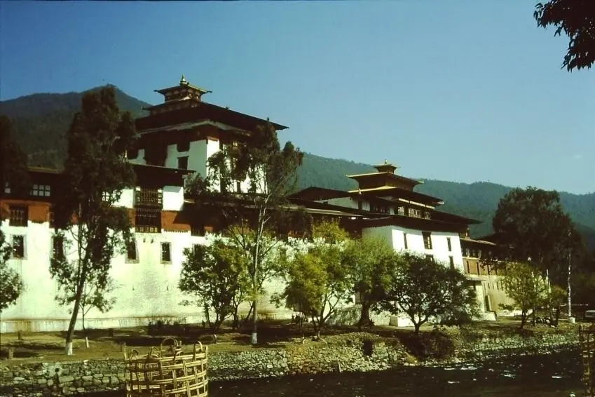Der Name Bhutan kommt vom indischen Wort Bhotanta Ende Tibets das heißt - фото 6