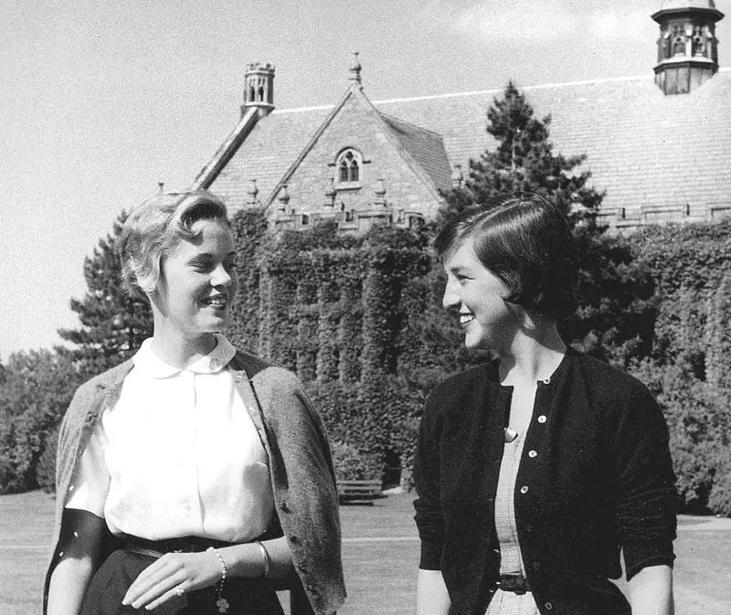 1955 год Мы с Кэрол Бентли в день вручения аттестатов в школе Эммы Виллард - фото 17