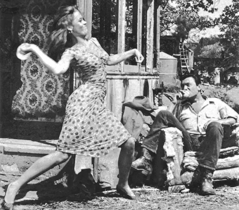 В роли Китти Твист с Лоренсом Харви в Прогулках по беспутному кварталу 1962 - фото 24