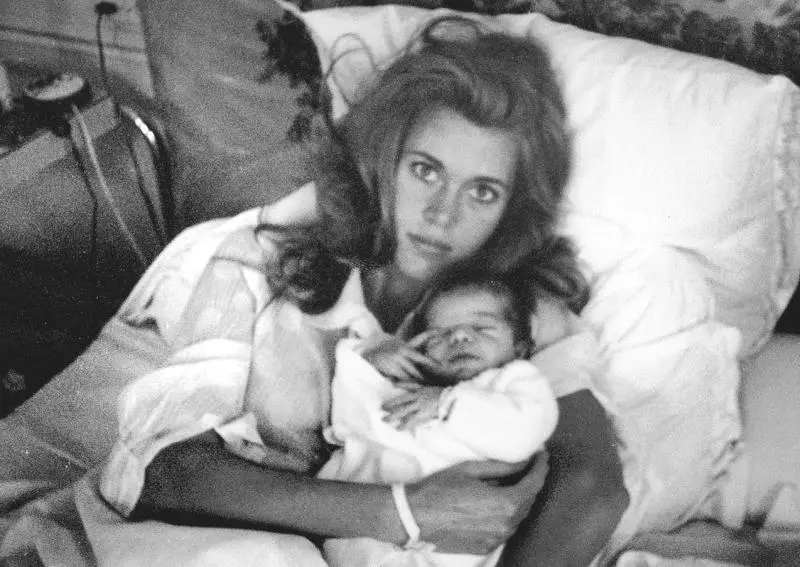 С Ванессой во французской клинике 1968 г На ИльдеФранс У меня на голове - фото 36