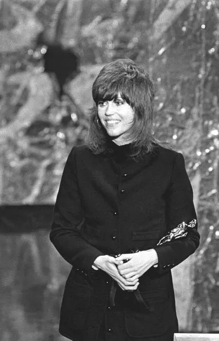 С Оскаром за Клюта 1972 Пою вьетнамскую песню вместе с солдатами Ханой - фото 47