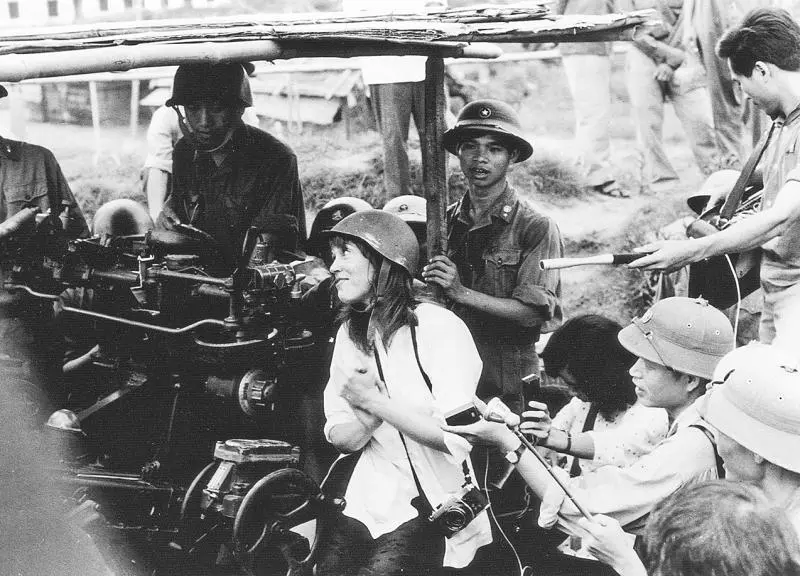 Пою вьетнамскую песню вместе с солдатами Ханой 1972 г На прессконференции - фото 48