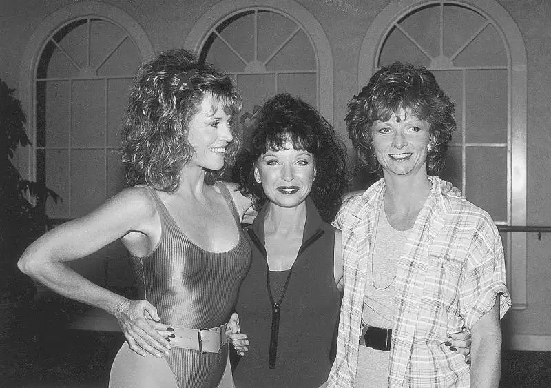 Справа Джули Лафонд директор студии Jane Fonda Workou t Между нами - фото 57