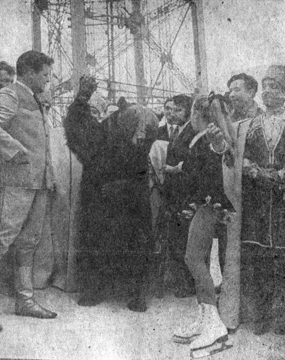 На открытии искусственного катка на втором этаже Эйфелевой башни И еще - фото 62