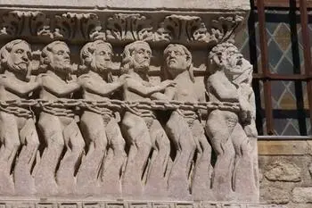 Am Portal empfingen uns in Stein gemeißelt Apostelgestalten hinter Säulen die - фото 12