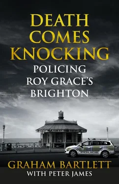 Peter James Death Comes Knocking: Policing Roy Grace's Brighton обложка книги