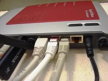 Abb 1 Ein InternetRouter mit WLANFunktionalität ist die Basis des Netzwerks - фото 1