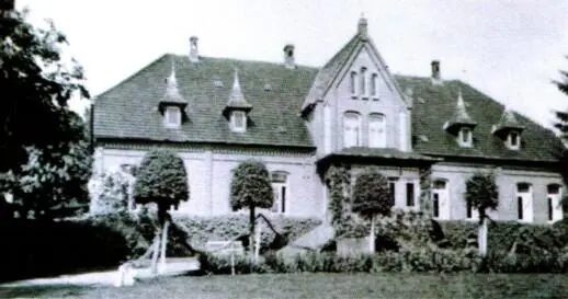 Dann tauchte rechts hinter den Kastanienbäumen das Gutshaus ein in dieser - фото 15