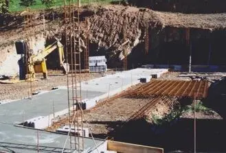 Fundament Vorderseite links Wir setzten den Betonmischer hinterm Traktor in - фото 14