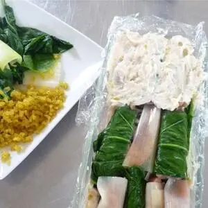 Zutaten in Form gebracht Grüner Spinat und roter Thunfisch - фото 2