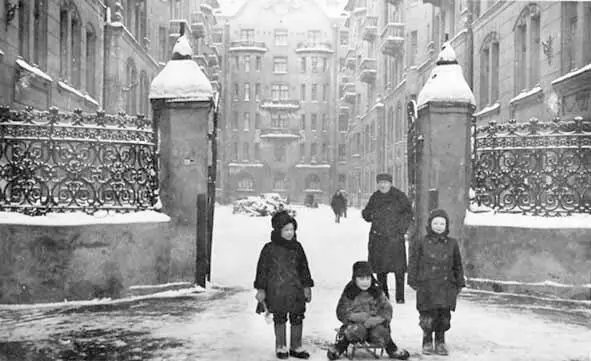 Мальчик на санках будущий писатель Сергей Довлатов 1940е Кроме Довлатовых - фото 9