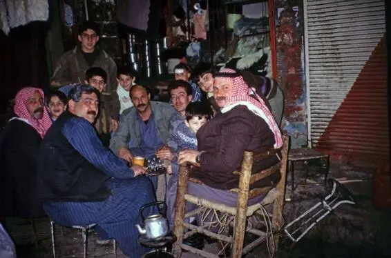 Auf dem Bazar von DeirezZour Bei der Französischlehrerin Bushra mit - фото 17