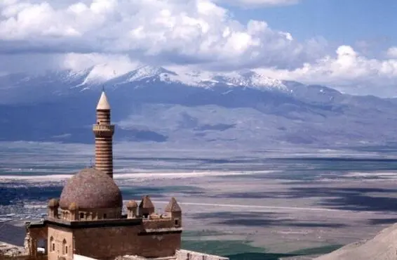 Der Ischak Pascha Palast vor dem 5165 m hohen Berg Ararat oberhalb - фото 25