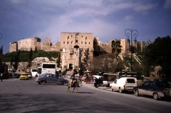 Zitadelle von HalabAleppo mit dem Tor aus dem 12 Jahrhundert T - фото 19