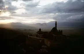 Dogubeyazit im Osten auf 2220 m kurz vor der iranischen Grenze - фото 26