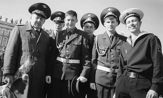 Праздник Победы спустя 60 лет Рядом с армейской молодежью 9 мая 2005 года - фото 26