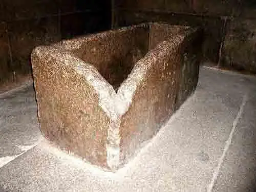 In der Kammer befindet sich ein beschädigter Sarkophag ohne Deckel Ansonsten - фото 24
