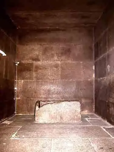 In der Kammer befindet sich ein beschädigter Sarkophag ohne Deckel Ansonsten - фото 23