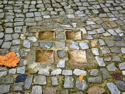 Gunter Demnig Stolpersteine Barbarossastraße Stolpern in Berlin Dass die - фото 5