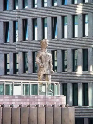 Die von unten betrachtet kleinen sonst sechs Meter großen Gestalten die sich - фото 11
