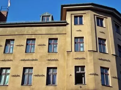 Ayse Erkmen Evde Am Haus 1994 Heinrichplatz Hauskonjugation Es ist - фото 24