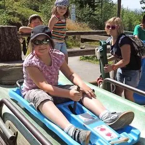 Schneller kommt man nicht ins Tal als mit der Sommerrodelbahn Foto - фото 23