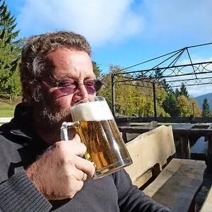Bier mit Aussicht Fred genießt den ersten Schluck in der Sonne vor der Hansl - фото 1