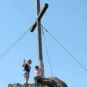 AnnaLena und Antonia winken vom Gipfelkreuz des Silberbergs Von hier aus hat - фото 22