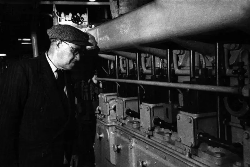В машинном отделении теплохода Волголес 1960 г На даче Ладожское озеро - фото 10