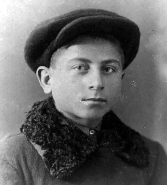 Григорий Васильевич Юркин 1933 г На заводе Юркина приняли в комсомол и - фото 19