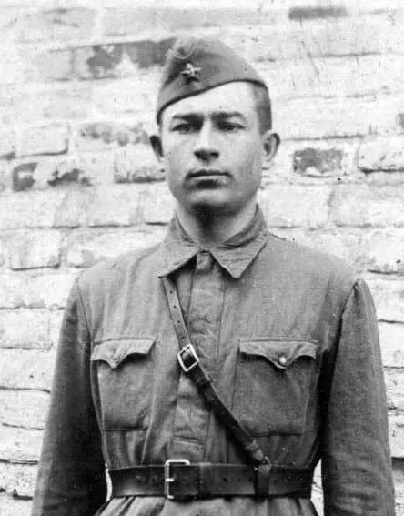 Аристарх Горлов Берлин 1945 г Недалеко от дома росла одинокая яблоня под - фото 41