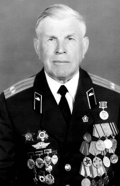 Василий Павлович Баташов После демобилизации в звании подполковника в 1964 - фото 43