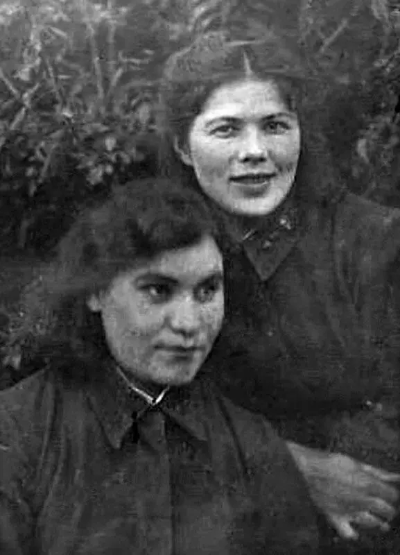 Валентина Дудченко справа лейтенант медслужбы с подругой 1943 г На - фото 63