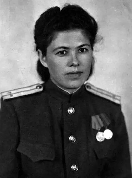 Моя будущая мама Валентина Дудченко Гречанюк 1945 г Однажды мне в составе - фото 64