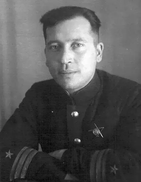 Николай Аркадьевич Инзарцев 1942 г Командир отделения Алексей Радышевцев - фото 82