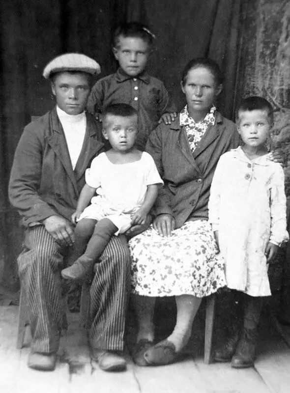 Фото из архива Нины Егоровны Князевой В июне 1941 года девочке Нине было всего - фото 85