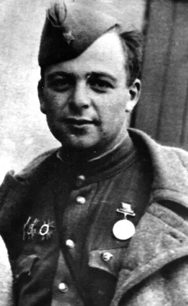 Илья Борисович Рабинович Зееловские высоты Март 1943 г На собрании бойцов - фото 91