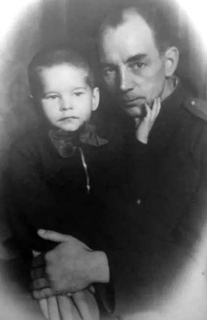Алексей с батей В октябре 1945 года мы с батей вернулись в послевоенный - фото 98