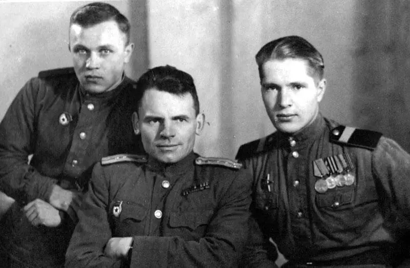 В центре хирург капитан Кузнецов спасший Ивана Новикова Хемниц 1946 г - фото 111