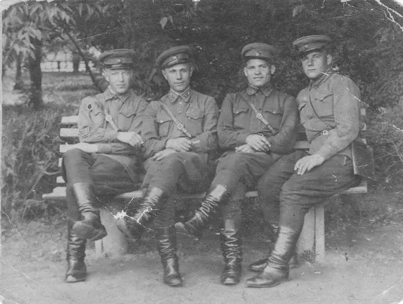 Василий Дмитриевич Шишкин второй слева В 1944 году они поженились Родились - фото 130