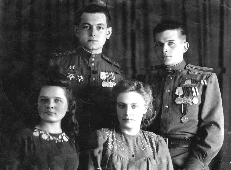 О М Серова справа Май 1945 года в Берлине был теплым суетным солнечным - фото 133