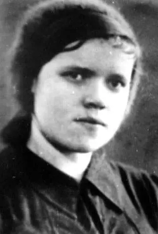 Александра Георгиевна Кукушкина 1940 г Мы с моим будущим мужем Василием - фото 138