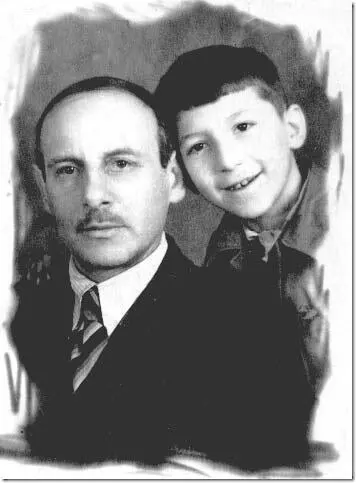 С папой 1947 г В 1950 году у отца произошёл инфаркт После больницы - фото 151
