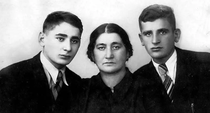 Хава Лембрикова с сыновьями слева Лев справа Лазарь К этому времени - фото 158