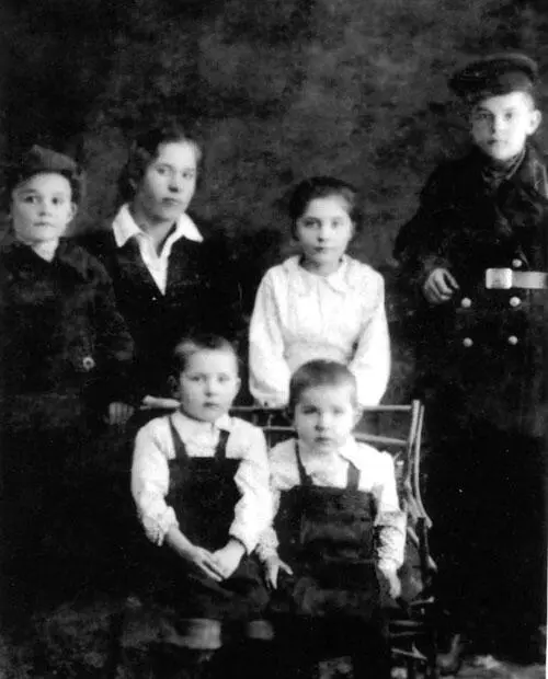 Фотография от 1 сентября 1941 года В семье берегут фотографию от 1 сентября - фото 168