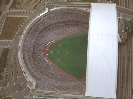 Das Baseballstadion in Toronto steht unmittelbar unter dem gewaltigen - фото 1